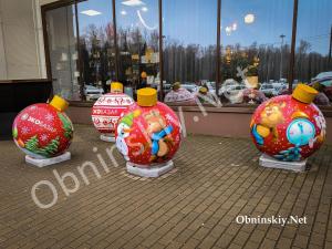 Фотозона с большими новогодними шарами в Обнинске