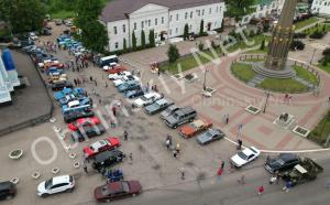 Фотографии с высоты на выставку ретро автомобилей в Малоярославце