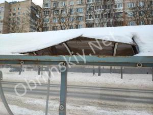 Новый сломанный остановочный павильон на ул. Калужской
