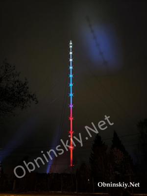 Один из главных символов Обнинска - метеомачта с ночной подсветкой