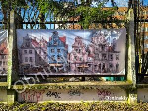 Страшный забор украсили красивыми картинками