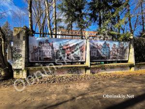 Страшный забор украсили красивыми картинками