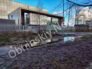 Огромная лужа на пешеходной дороге в сторону ИАТЭ. Ноябрь 2025 г.