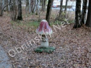 В Гурьяновском лесу, еще фигурка гриба. Грибов много, как и должно быть в лесу