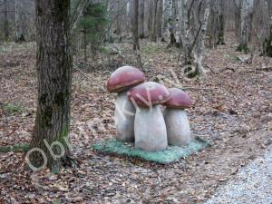 В Гурьяновском лесу еще фигурка грибов