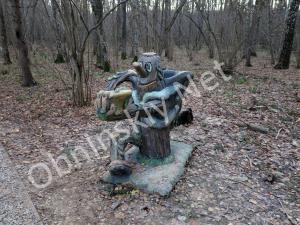 В Гурьяновском лесу забавная сказочная фигурка