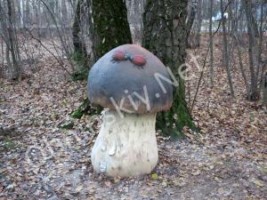 В Гурьяновском лесу фигурка гриба с двумя божьими коровками