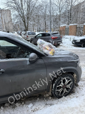Вот так жители Обнинска "борются" с нарушителями парковки во дворах.