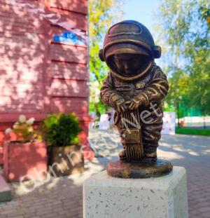 Космонавтик на Луначарского 16. Автор скульптор – Алина Фарниева