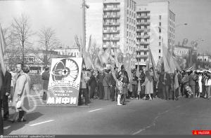 pastvu.com. Демонстрация 1 Мая. 1975-1979 г. Колонна МИФИ