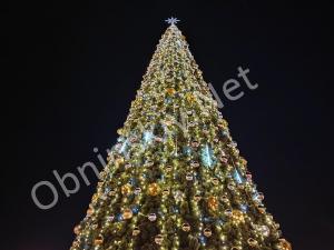 Главная новогодняя ёлка на площади возле Триумф Плазы