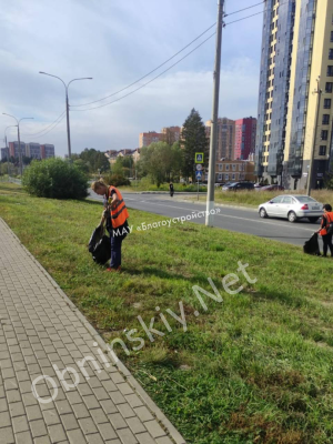 Сотрудники МАУ «Благоустройство» проводят уборку мусора в городе