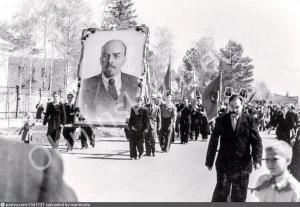 pastvu.com Одна из первых демонстраций в Обнинске. 1957 г.