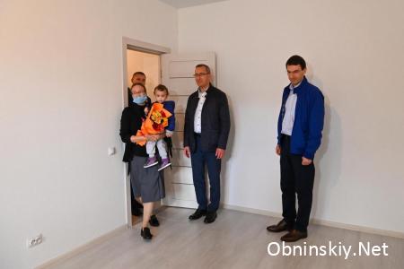 В Обнинске вручили ключи от квартир переселенцам из ветхого и аварийного жилья