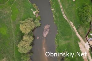 "Остров" из мусора на реке Протва.