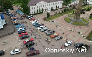 Фотографии с высоты на выставку ретро автомобилей в Малоярославце