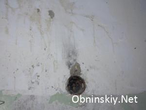 Курчатова д. 35, света возле лифта нет, торчат оголенные провода из стены