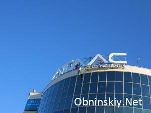 Манекены на крыше торгового центра Атлас в г. Обнинске
