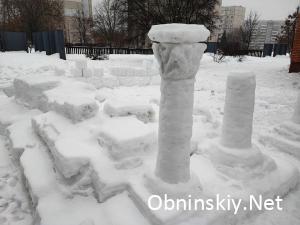Античные колонны из снега в Обнинске