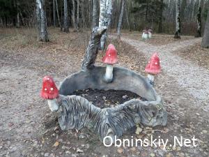 В Гурьяновском лесу еще одна фигурка, внутри земля, может будет клумба?