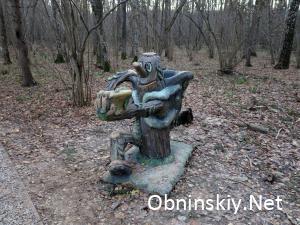 В Гурьяновском лесу забавная сказочная фигурка