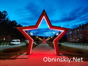 Красные звёзды на аллее Победы в Обнинске.