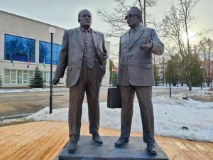Памятник Ефиму Славскому и Юрию Семендяеву