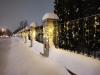 Новогодние гирлянды на заборе возле храма Рождества Христова в Обнинске